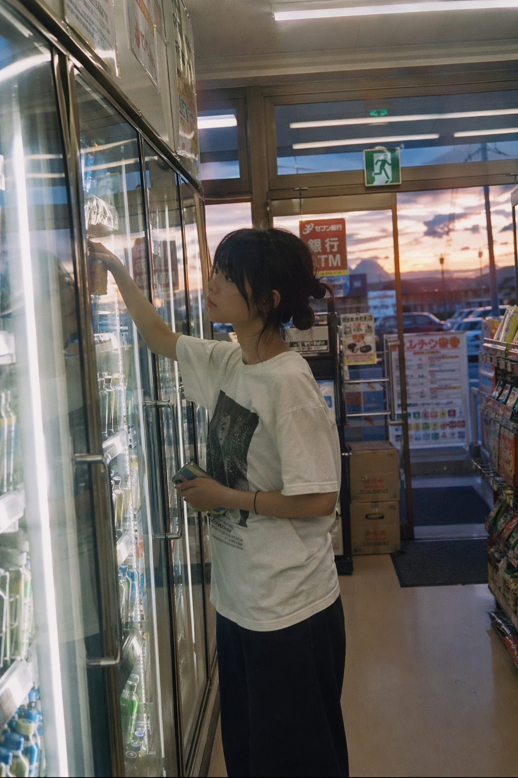 飲み物を選ぶ人物を日本のネガフィルム風に写すプロンプト