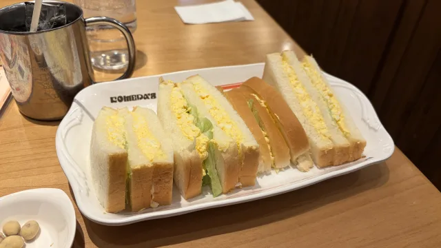 柔らかな光とグラデーションで魅せるミニマルなプロダクト広告画像生成プロンプト