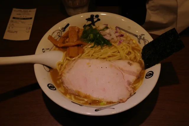 柔らかな光とグラデーションで魅せるミニマルなプロダクト広告画像生成プロンプト
